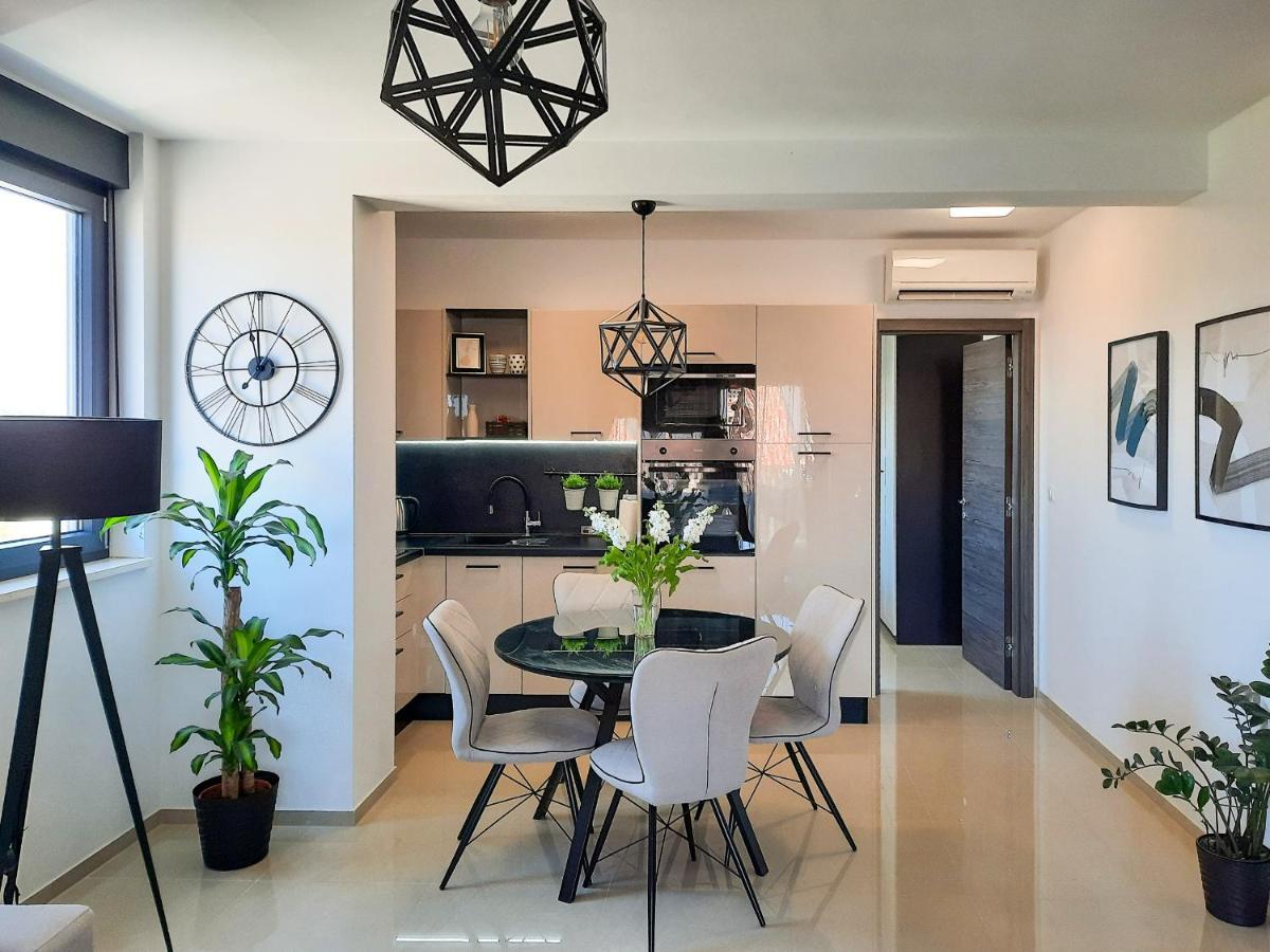 Enjoy - New With Terrace And Free Parking Garage Apartment *