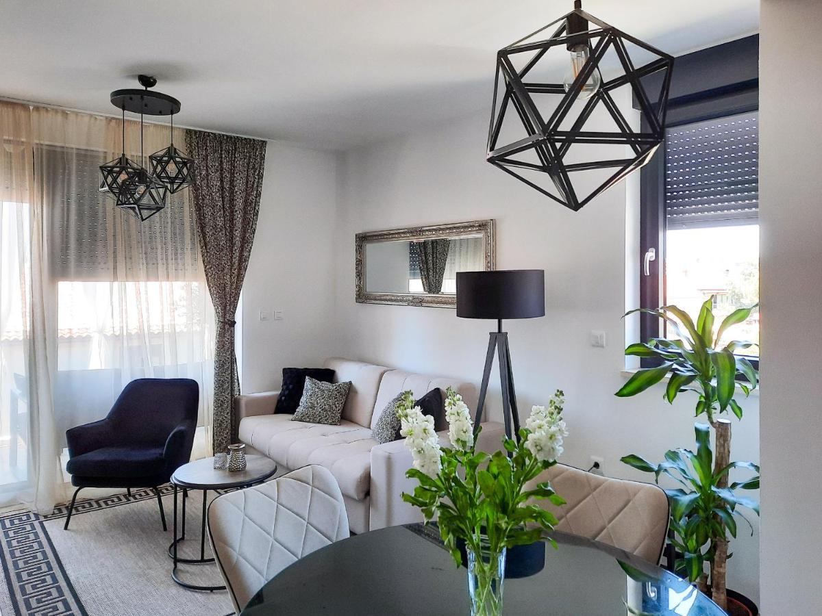 Enjoy - New With Terrace And Free Parking Garage * Pula