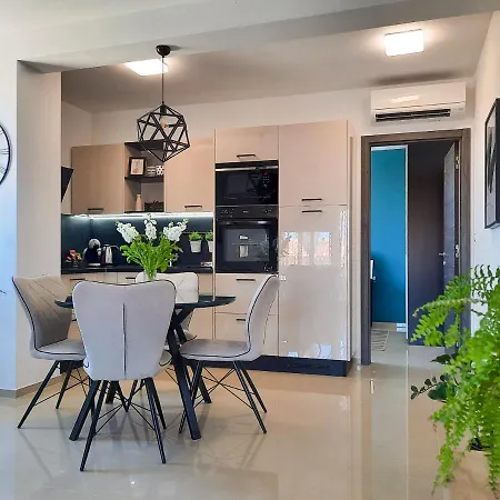 Enjoy Pula - New Apt With Terrace And Free Parking Garage Exterior photo