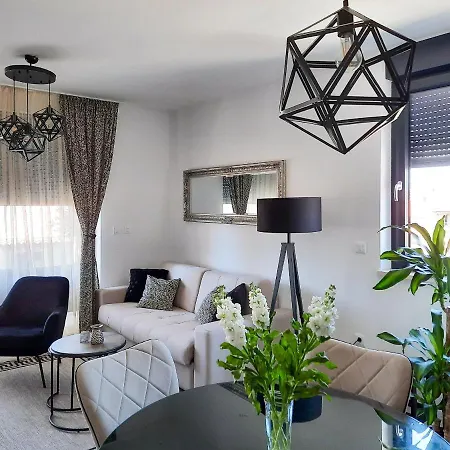Enjoy Pula - New Apt With Terrace And Free Parking Garage Exterior photo