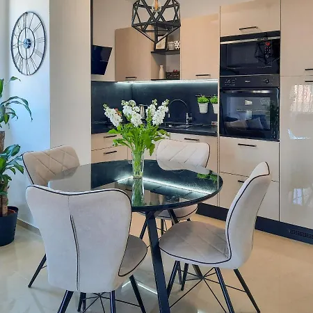 Enjoy Pula - New Apt With Terrace And Free Parking Garage Exterior photo