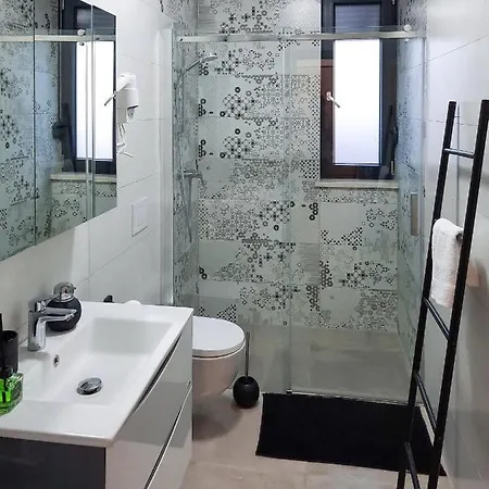 Enjoy Pula - New Apt With Terrace And Free Parking Garage Exterior photo