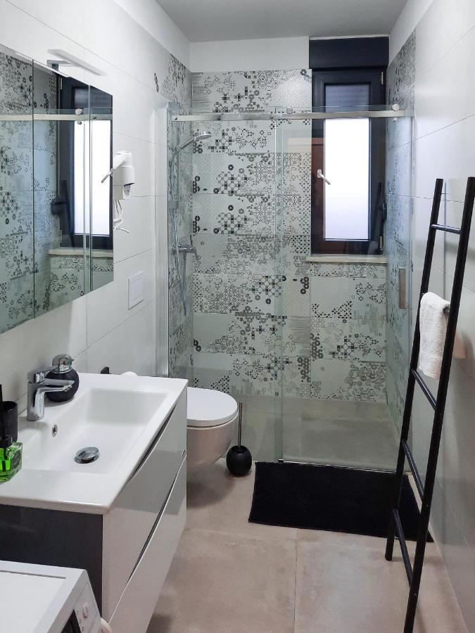 Apartman Enjoy - New With Terrace And Free Parking Garage Pula
